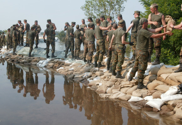 Soldaten beim Deichbau mit Sands&auml;cken beim Elbehochwasser 2002