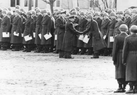 Vereidigung der ersten Soldaten 1956 - Quelle: Barch Bild 146-2005-0062