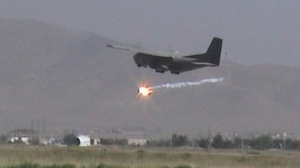 Transall beim Start in Kabul. Dabei abfeuern eines 'Flare' zur Ablenkung von Raketen